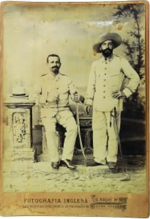 Un teniente y un capitán españoles